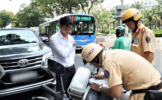 Năm 2023 không có giấy phép lái xe máy, ô tô bị phạt bao nhiêu tiền